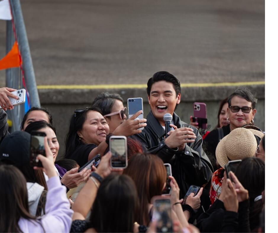 Kapuso actor Michael Sager meets fans and poses for photos during his appearance at the Pinoy Fiesta & Trade Show. Photo by Luis De Castro.